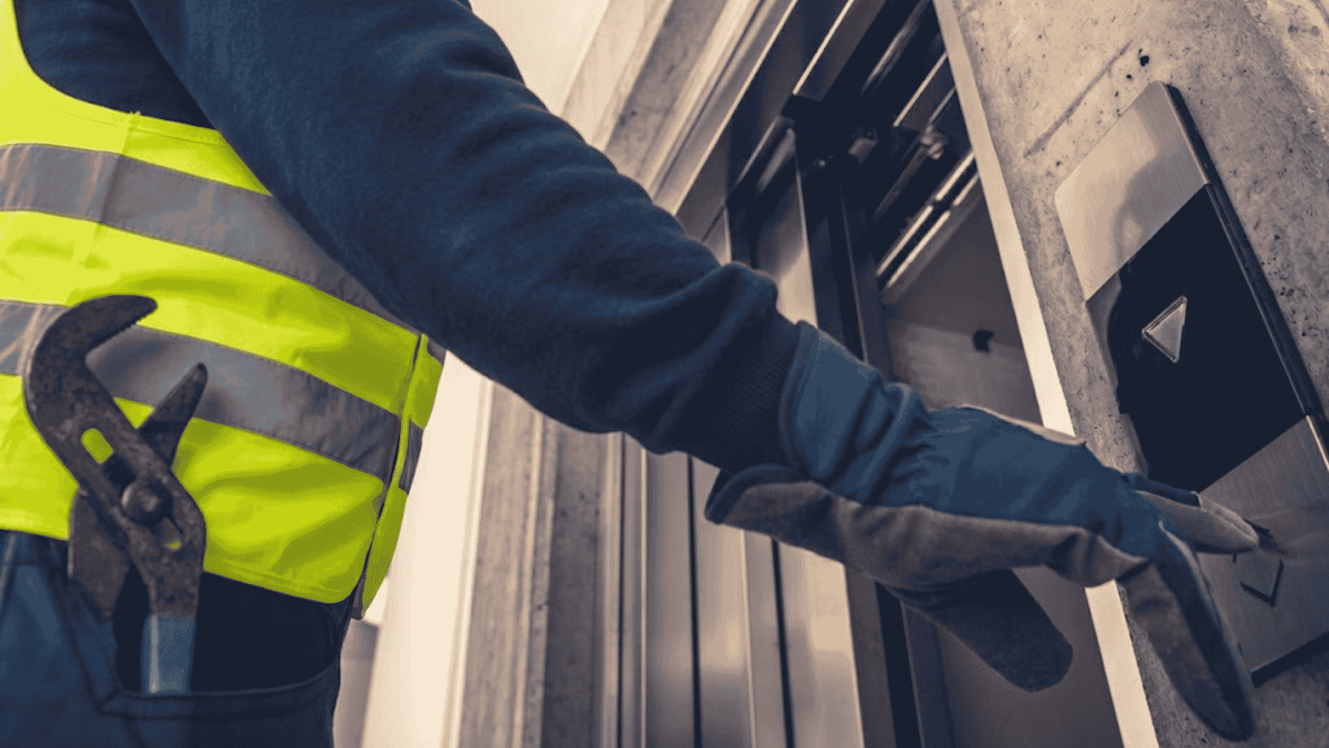 Technicien travaillant en maintenance des bâtiments — service GreenWorld